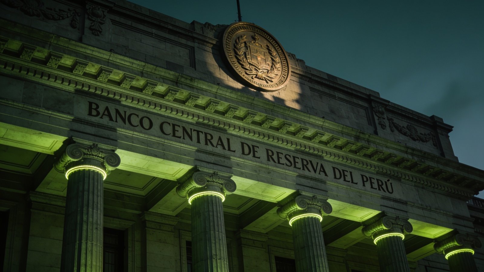 La fachada del Banco Central de Reserva del Perú al anochecer.